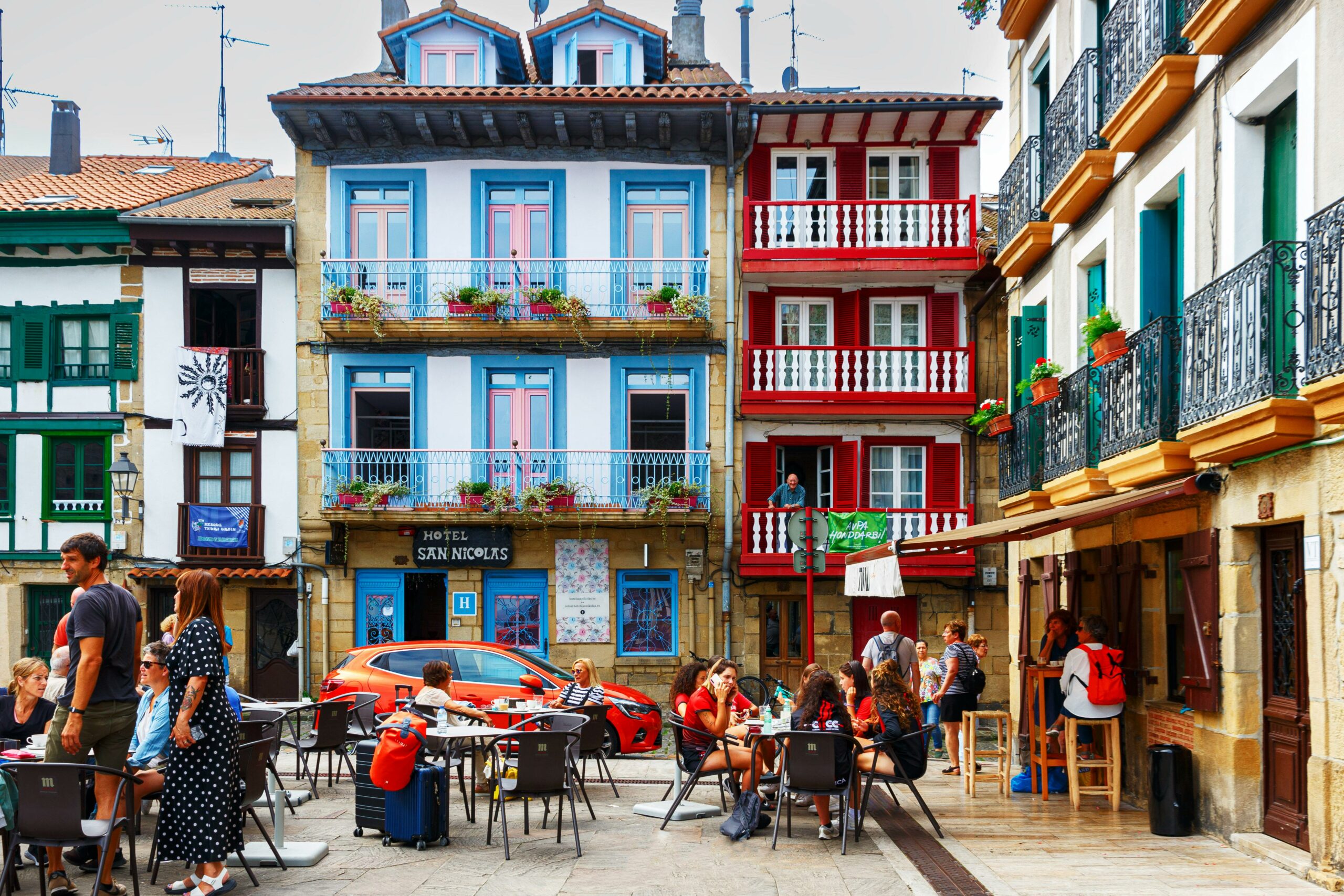 Terraza de un bar en una plaza con edificios coloridos en Hondarribia, País Vasco