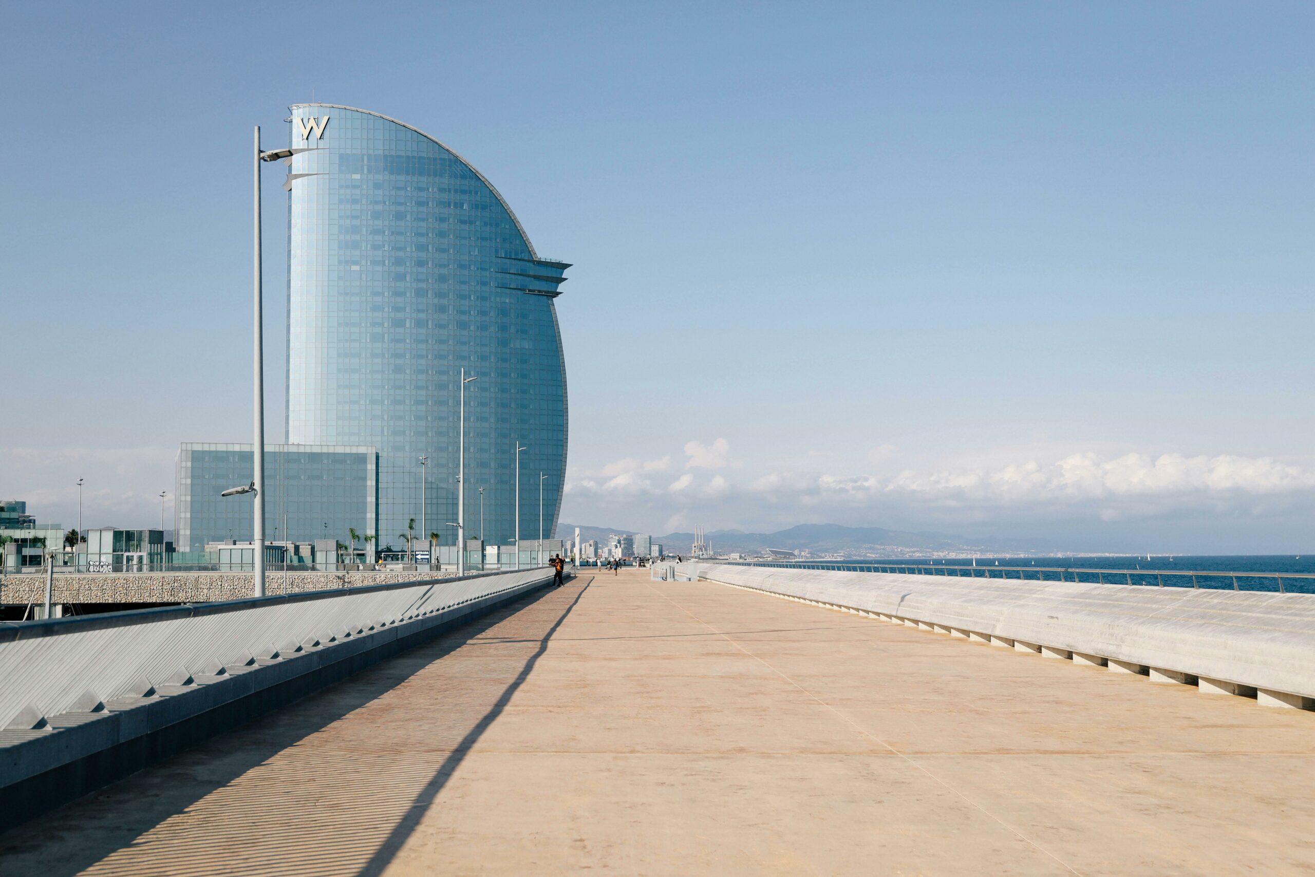 Vista del paseo marítimo de la Barceloneta con el hotel W Barcelona, en forma de vela, a la izquierda y el mar de fondo