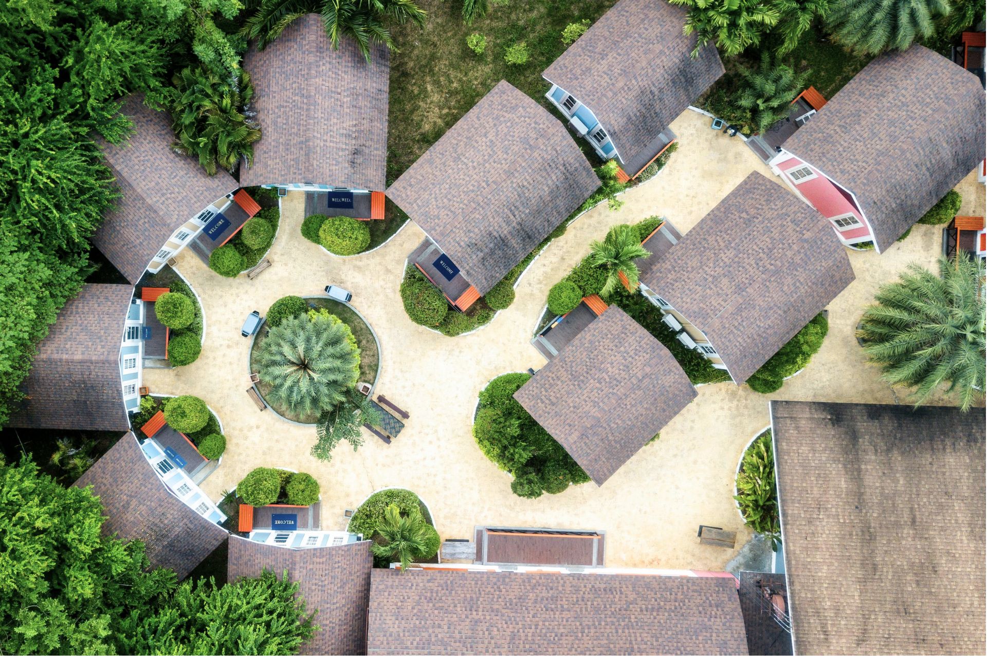 vista simétrica desde arriba de un alojamiento sostenible